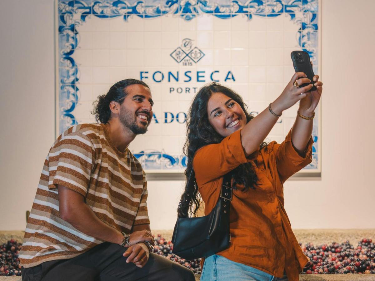 un bărbat și o femeie care fac o fotografie cu un telefon mobil