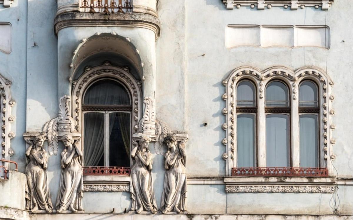 ein Gebäude mit Statuen an der Seite