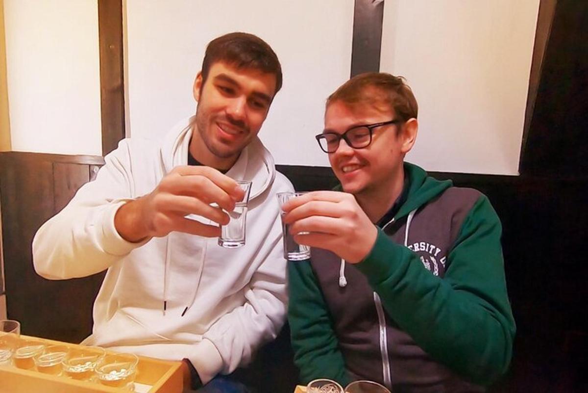 dva muži držící v rukou sklenice na víno