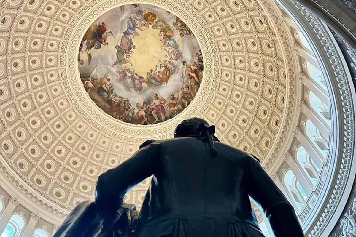 patung di sebuah gedung dengan lukisan di langit-langitnya