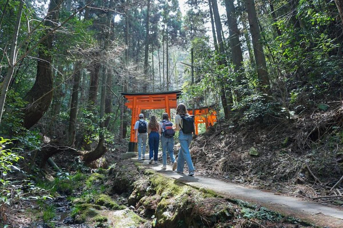 sekumpulan orang berjalan menyusuri denai di dalam hutan