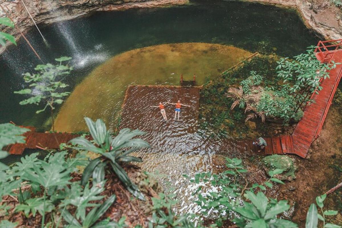 zwei Personen stehen vor einem Wasserbecken