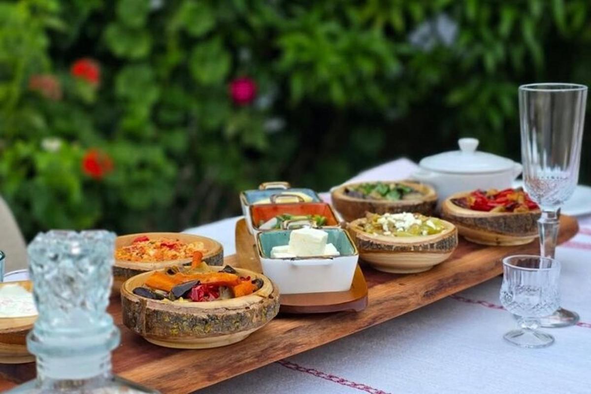 un vassoio di cibo su un tavolo con ciotole di cibo