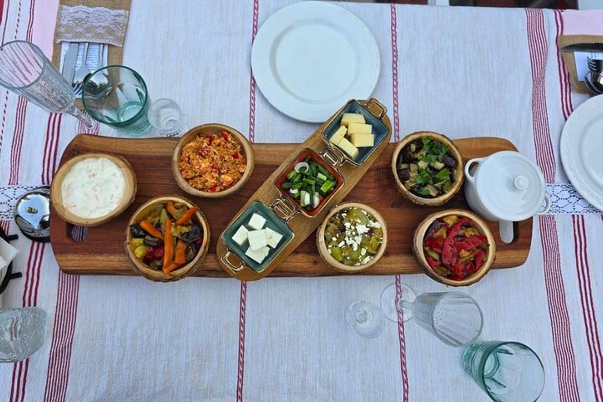 un vassoio di legno con diversi tipi di cibo su un tavolo