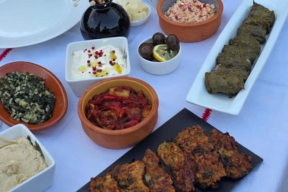 meja dengan pelbagai hidangan makanan di atasnya