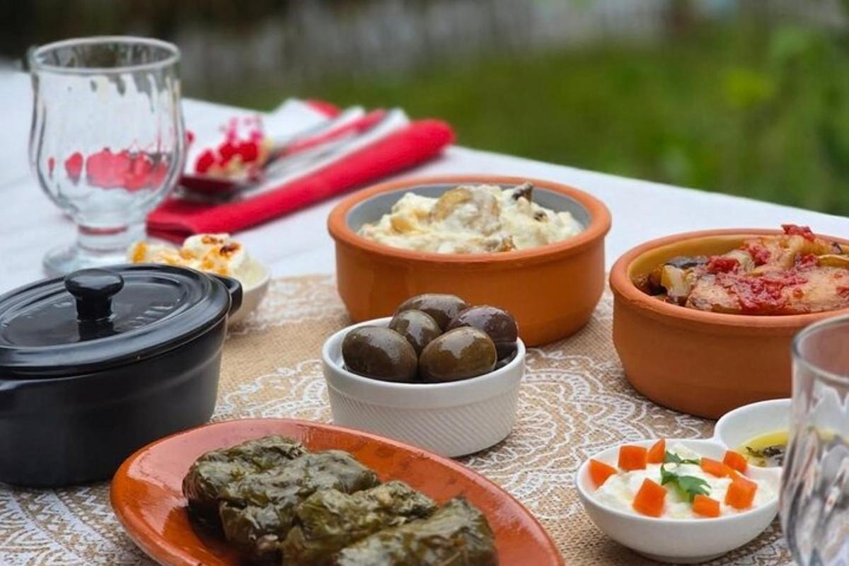 un tavolo con ciotole di cibo su un tavolo