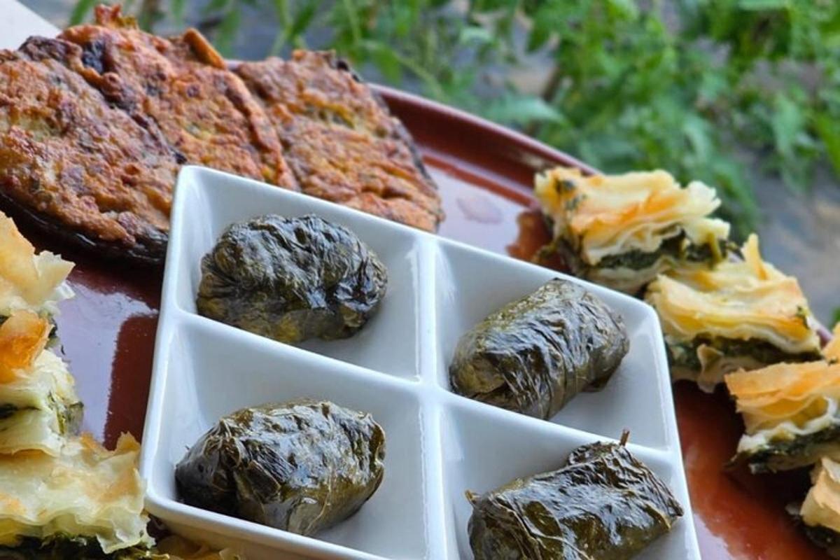 sepinggan makanan dengan bebola makanan di atasnya