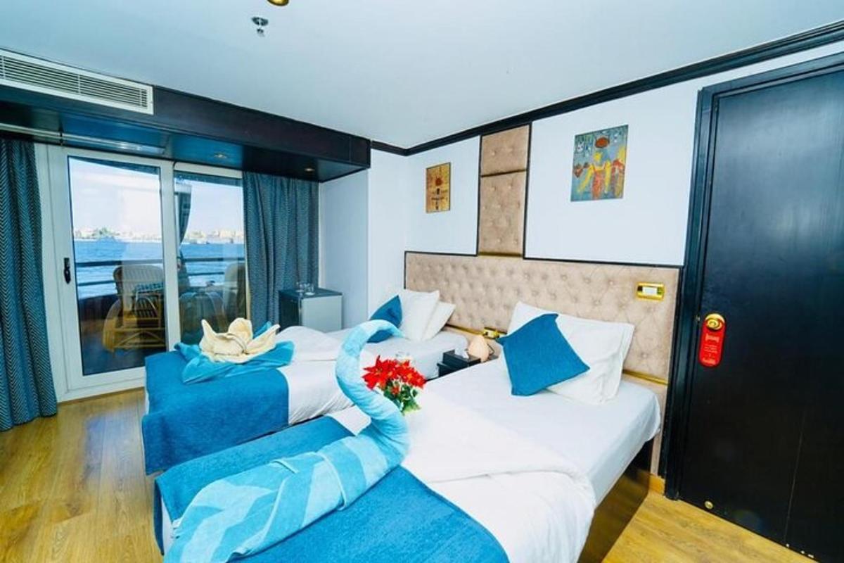 bilik hotel dengan dua katil dan balkoni