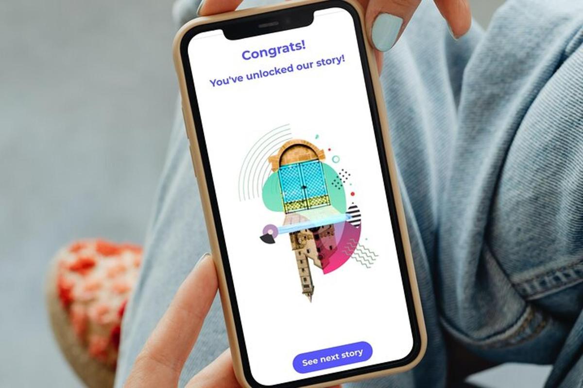 una persona che tiene in mano un telefono cellulare con l'app Google