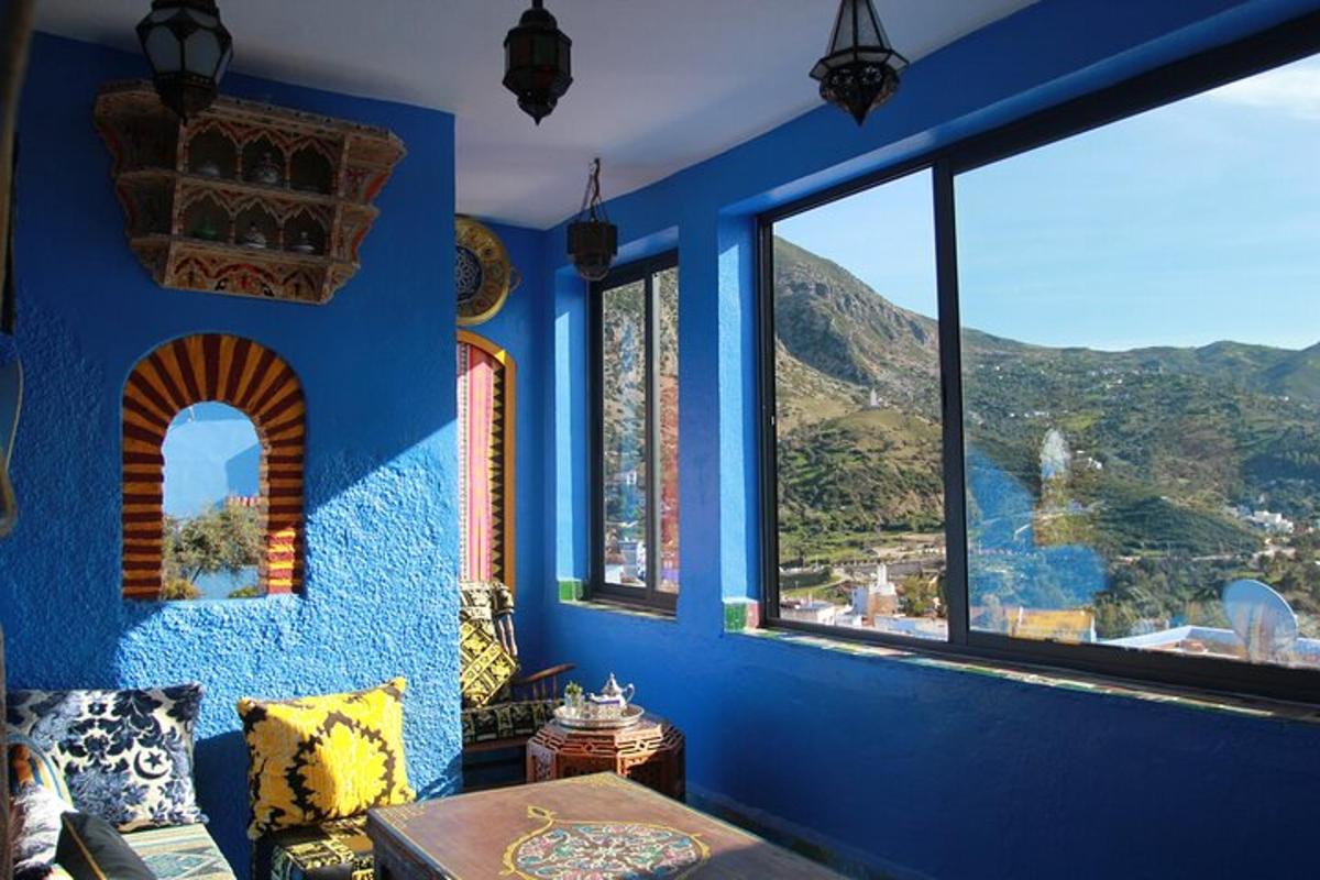 una habitació amb parets blaves i finestres amb vistes