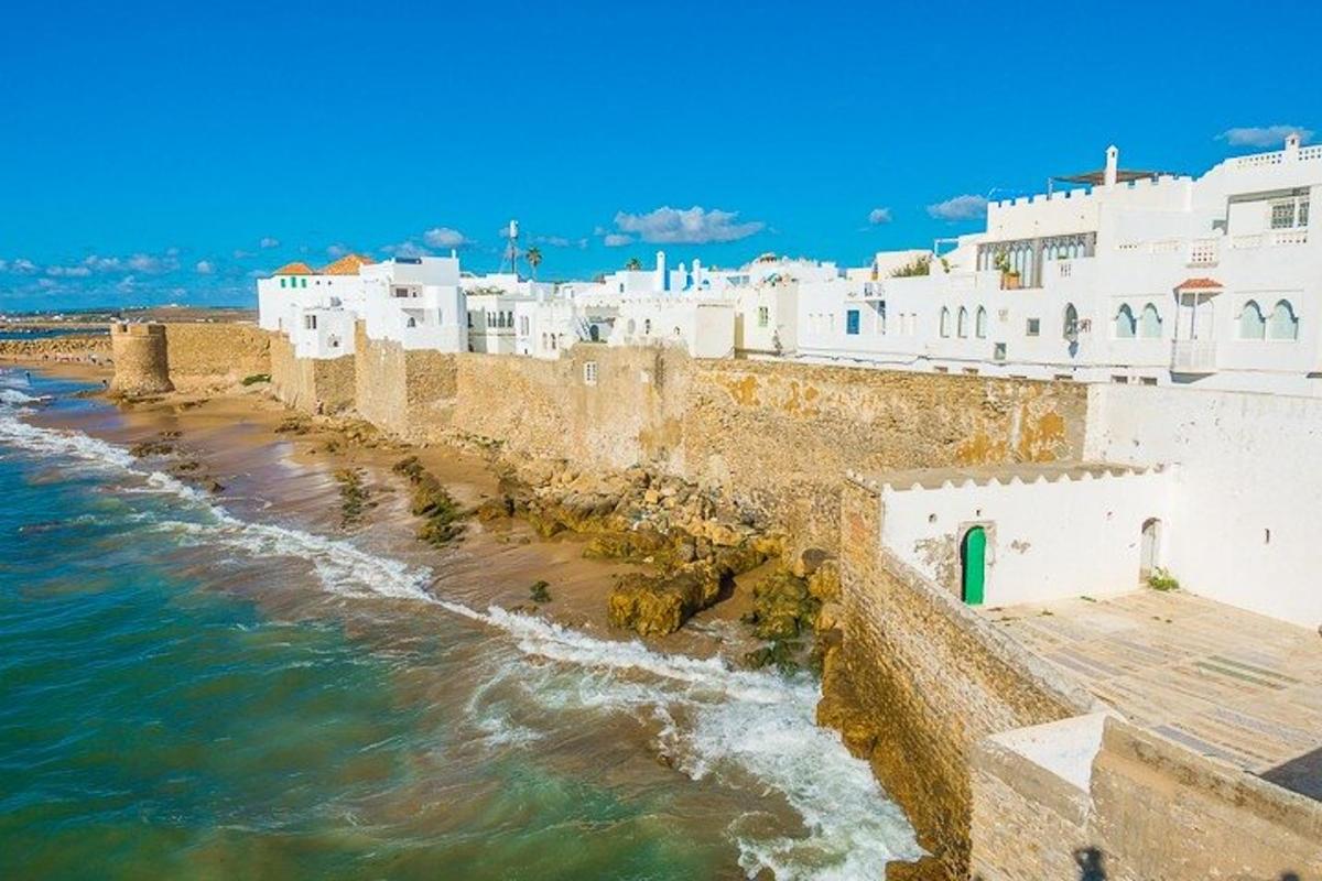 un grup d'edificis blancs vora l'oceà