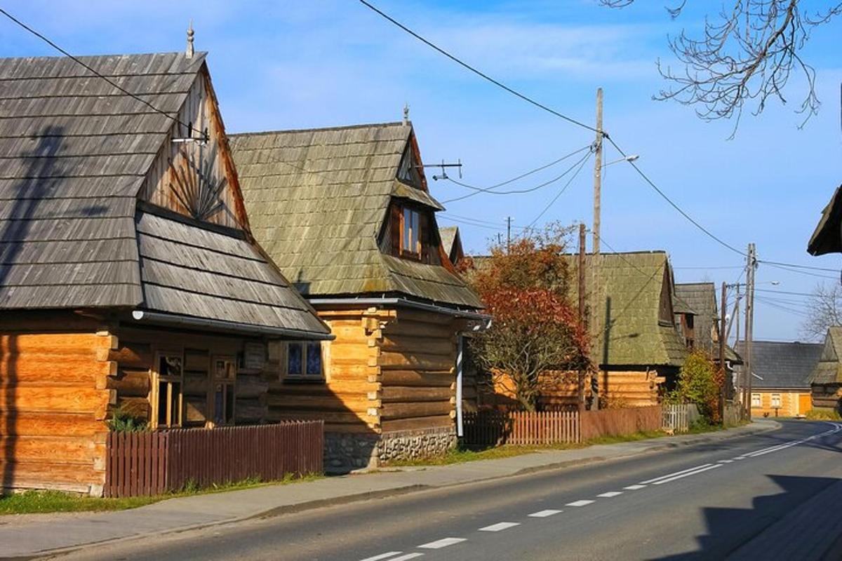 lesena hiša ob strani ulice
