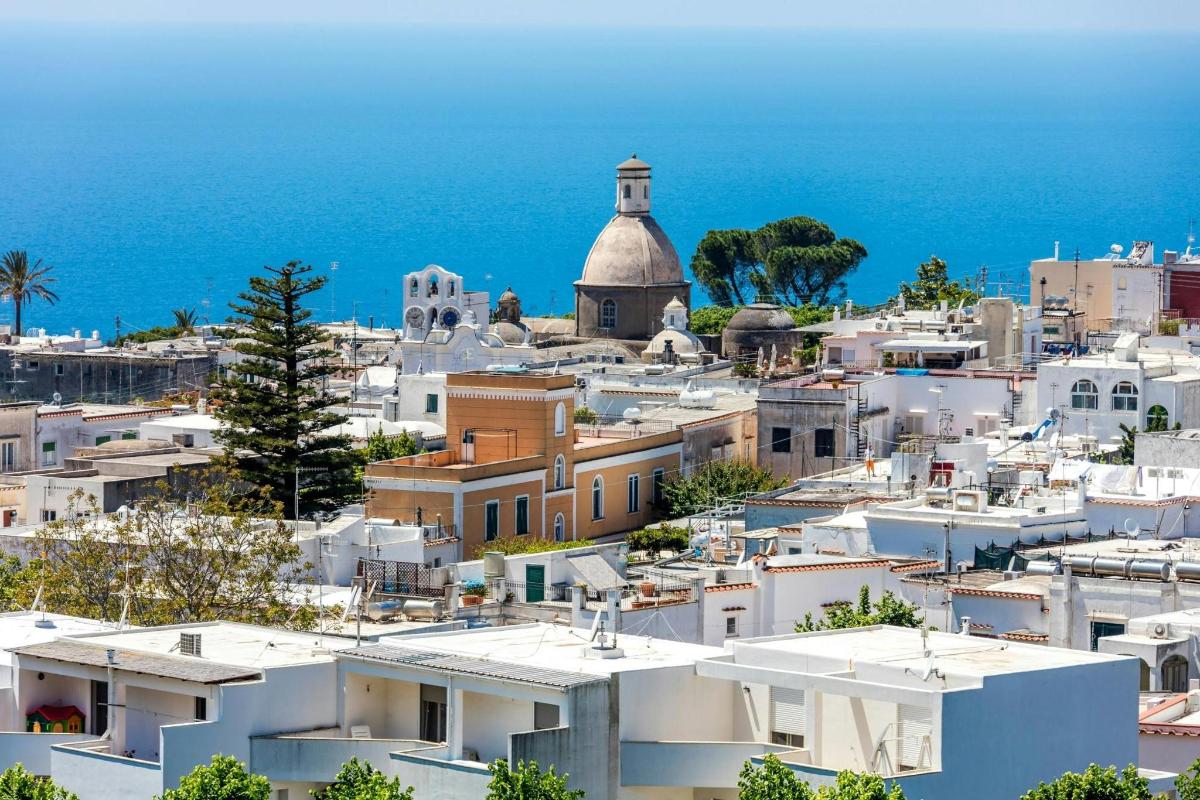 uma vista da cidade de Ravello com o oceano ao fundo