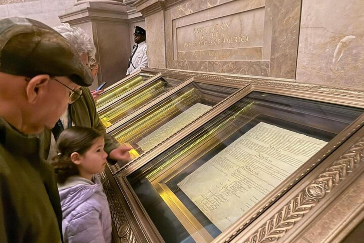 ένας άντρας και ένα κοριτσάκι κοιτάζουν μια παρτιτούρα