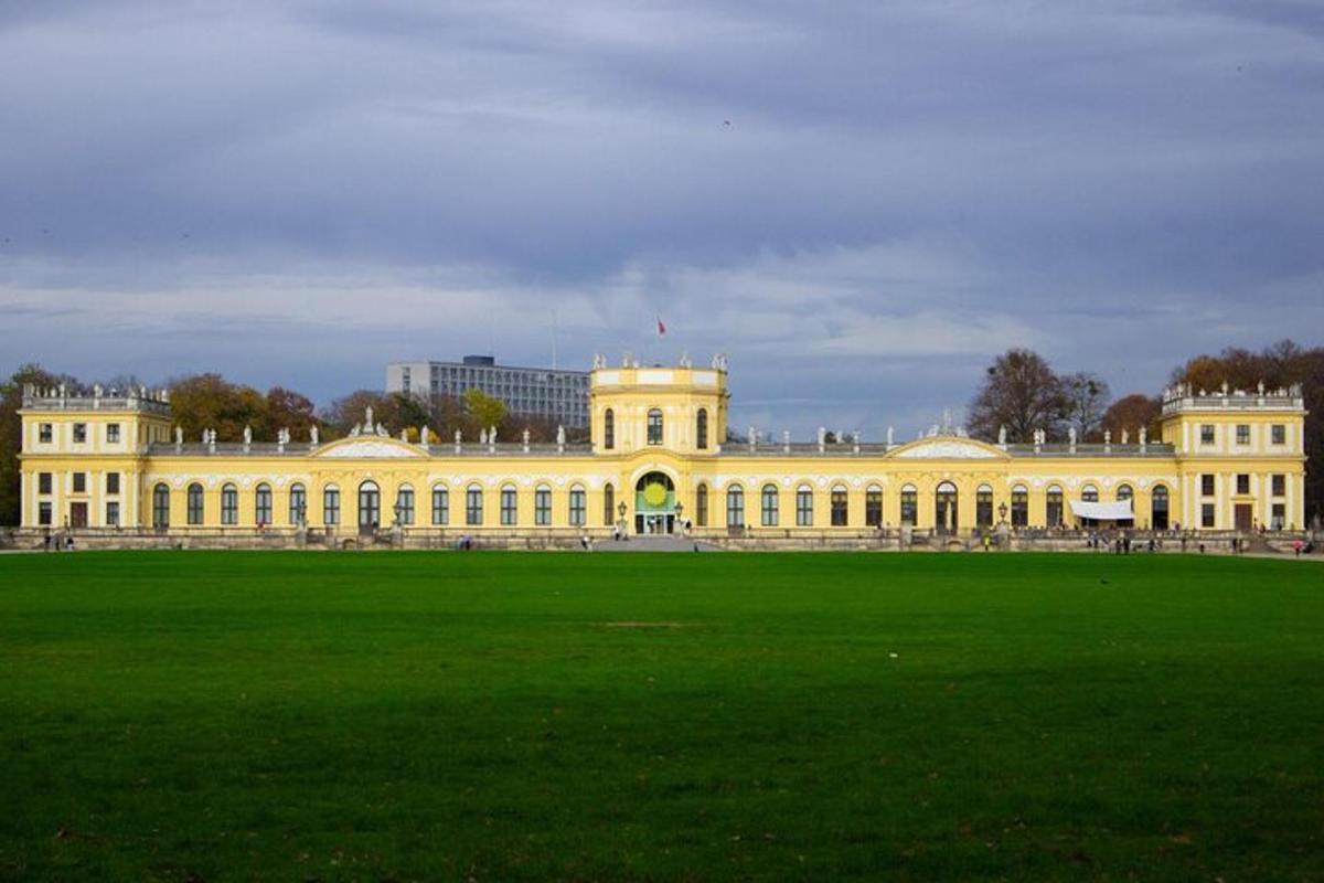 velká budova se zeleným polem před ní