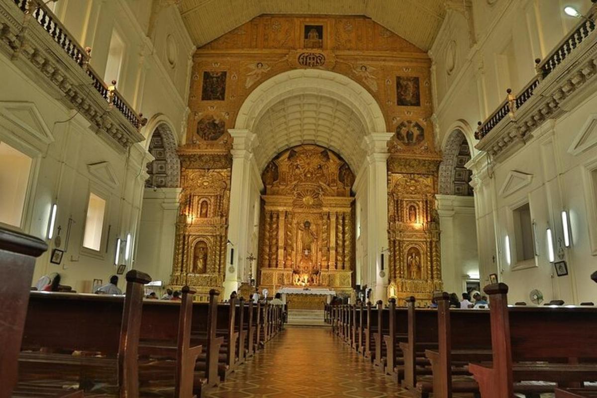 una grande chiesa con un grande altare e panche