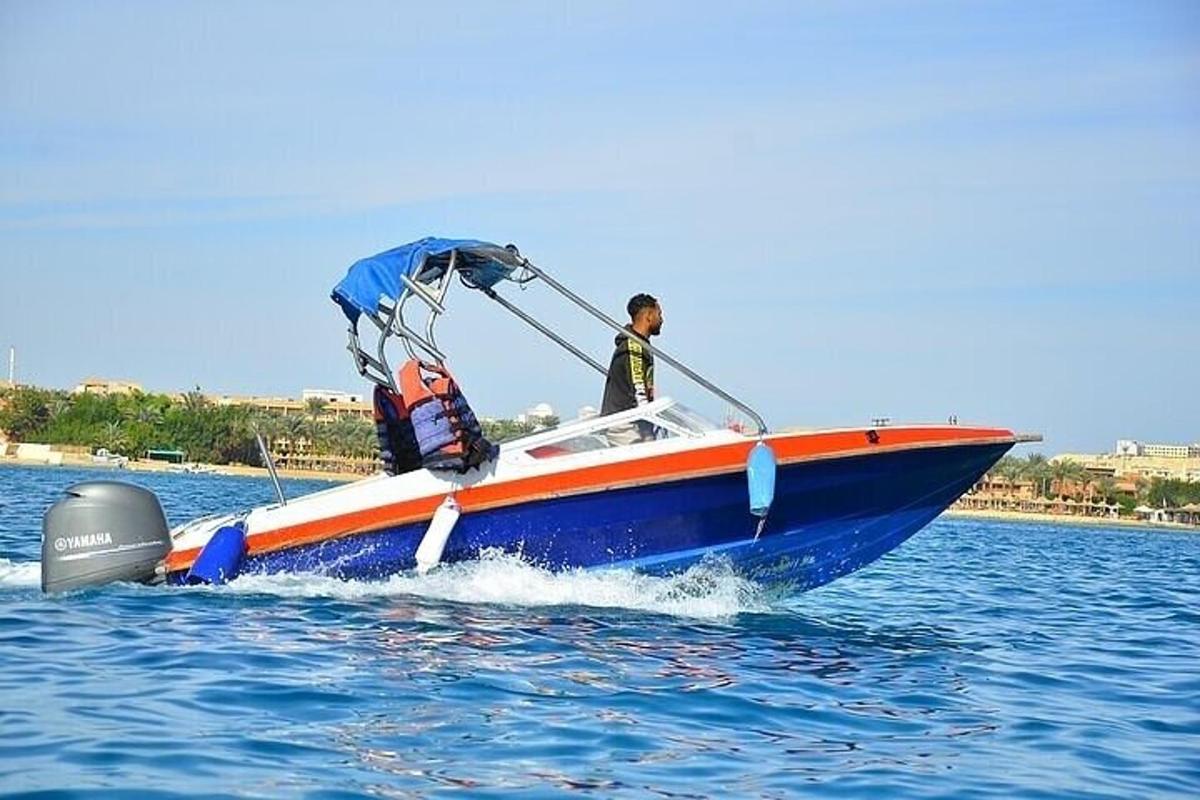 een man in een blauw-oranje boot op het water