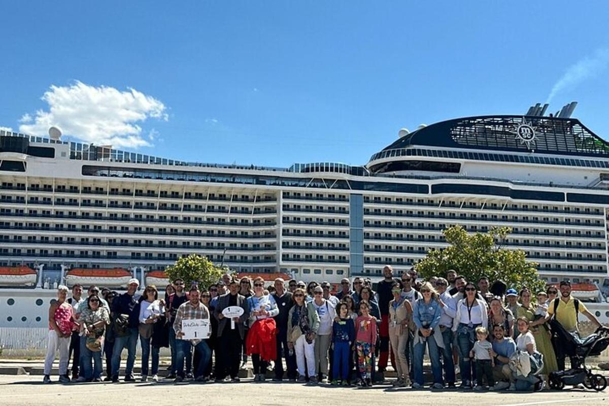 skupina lidí stojících před výletní lodí