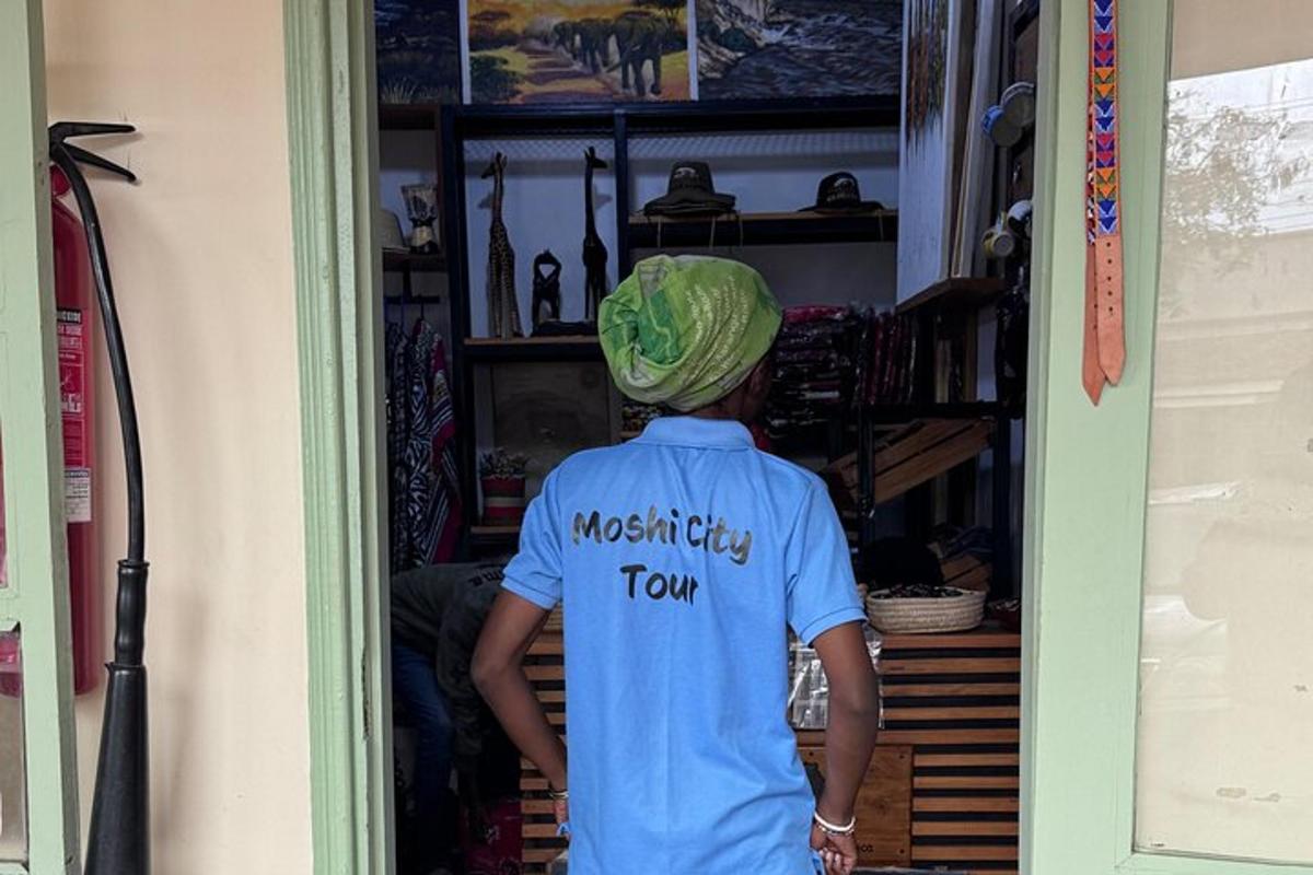 osoba s kloboukem vycházející ze dveří
