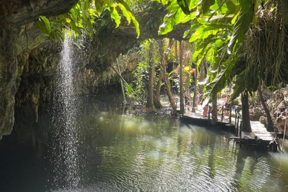 una fontana in mezzo a uno specchio d'acqua
