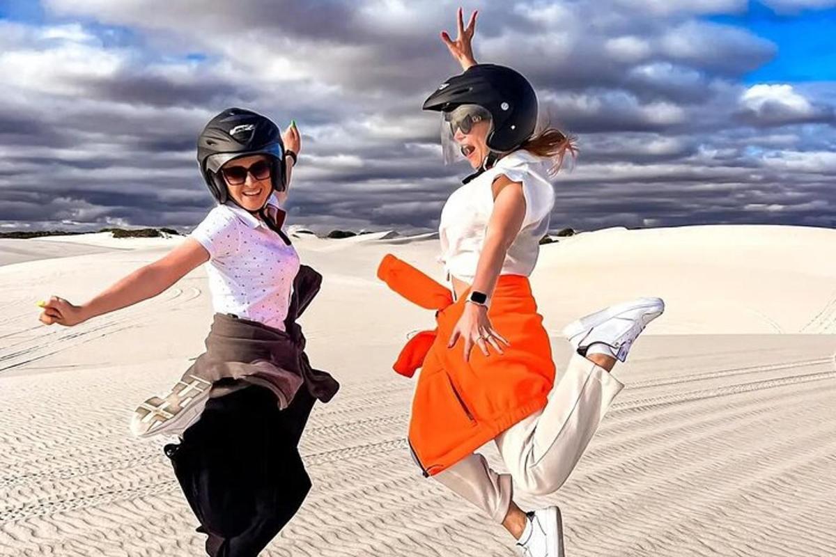zwei Frauen, die durch den Sand in der Wüste laufen
