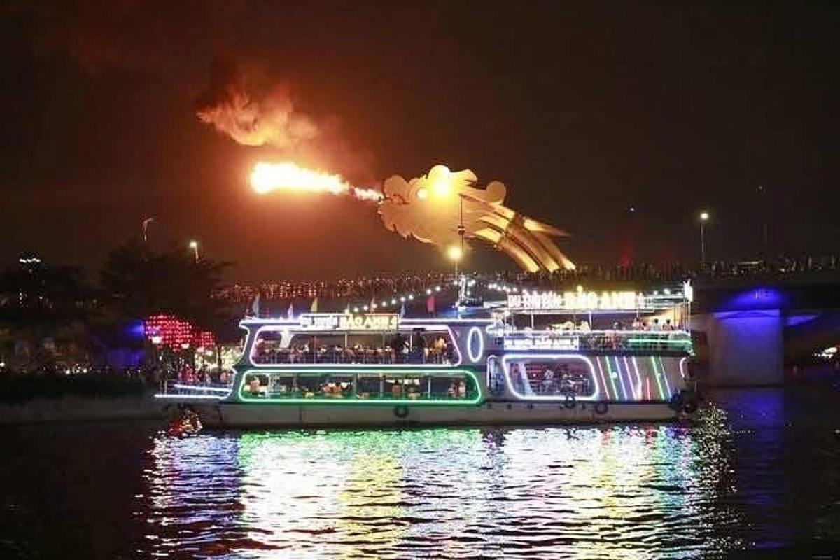 egy hajó a vízen éjszaka, tűzzel