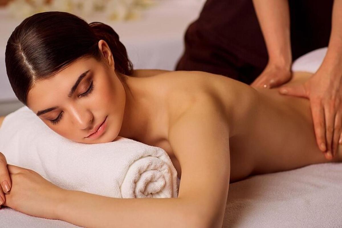een vrouw die een massage krijgt in een spa