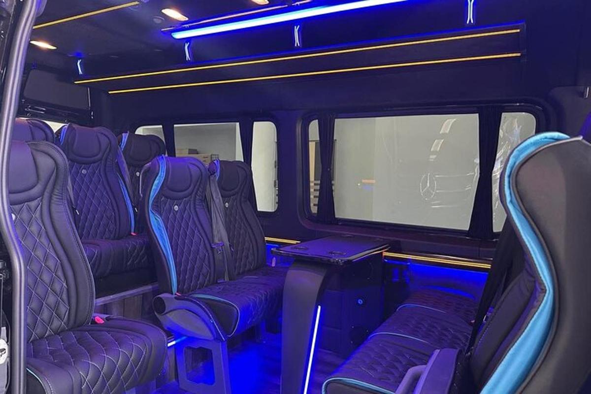 prázdný autobus s fialovými sedadly