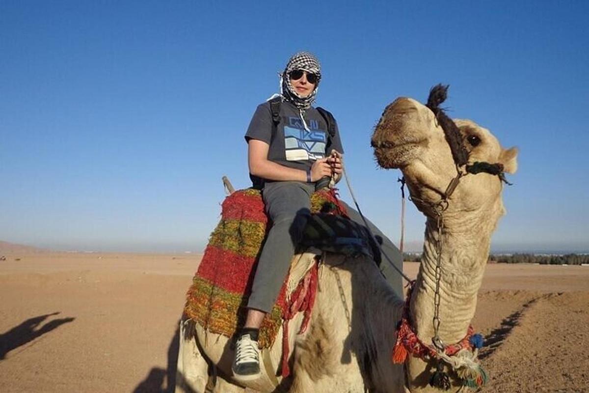 una donna che cavalca un cammello nel deserto