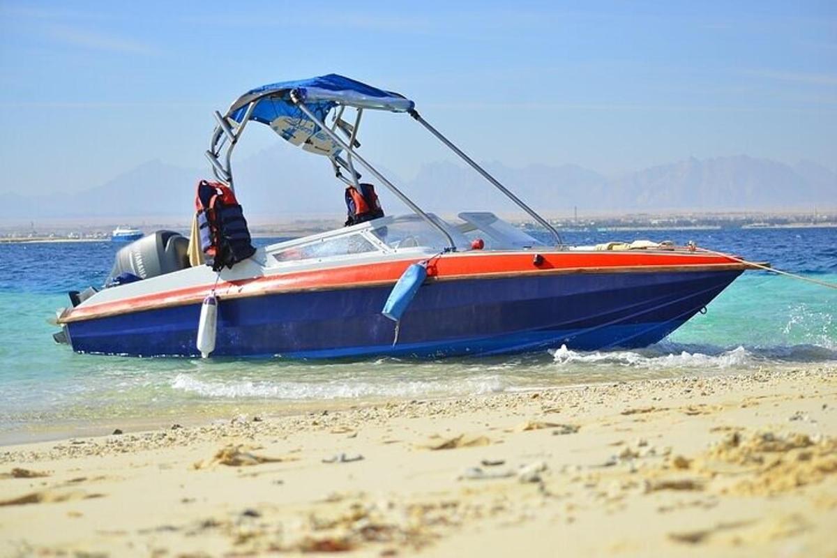 sebuah perahu yang terletak di tepi pantai
