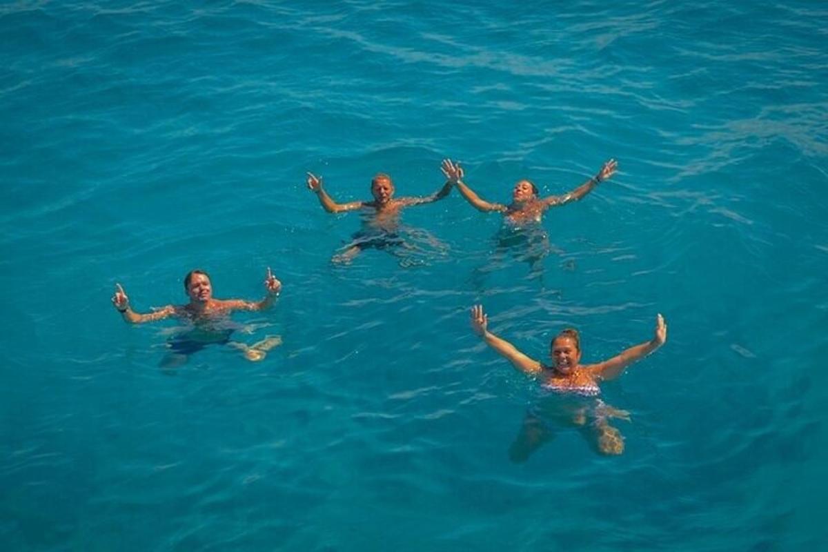 sekumpulan orang berenang di dalam air