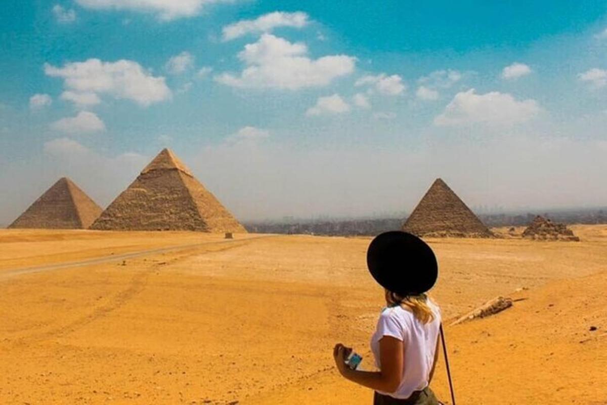 noor tüdruk lennutab püramiidide ees lohe