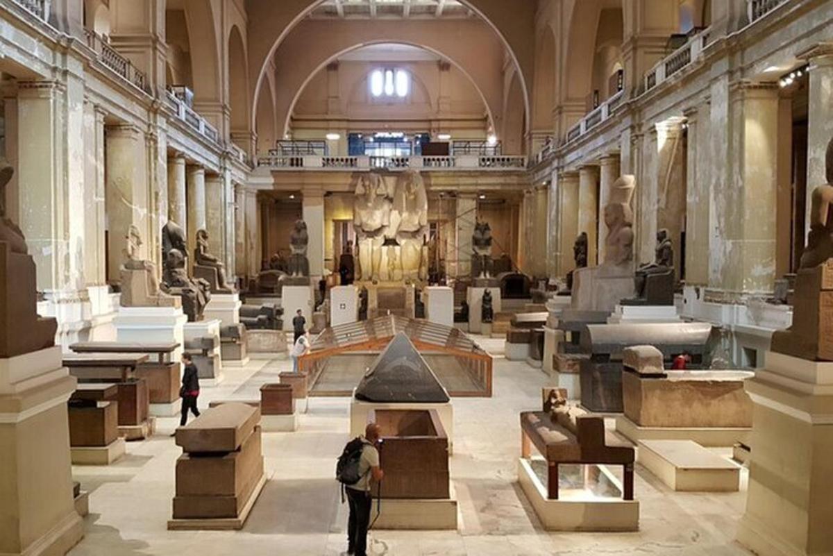 muuseum, kus inimesed seisavad suures ruumis koos esemetega