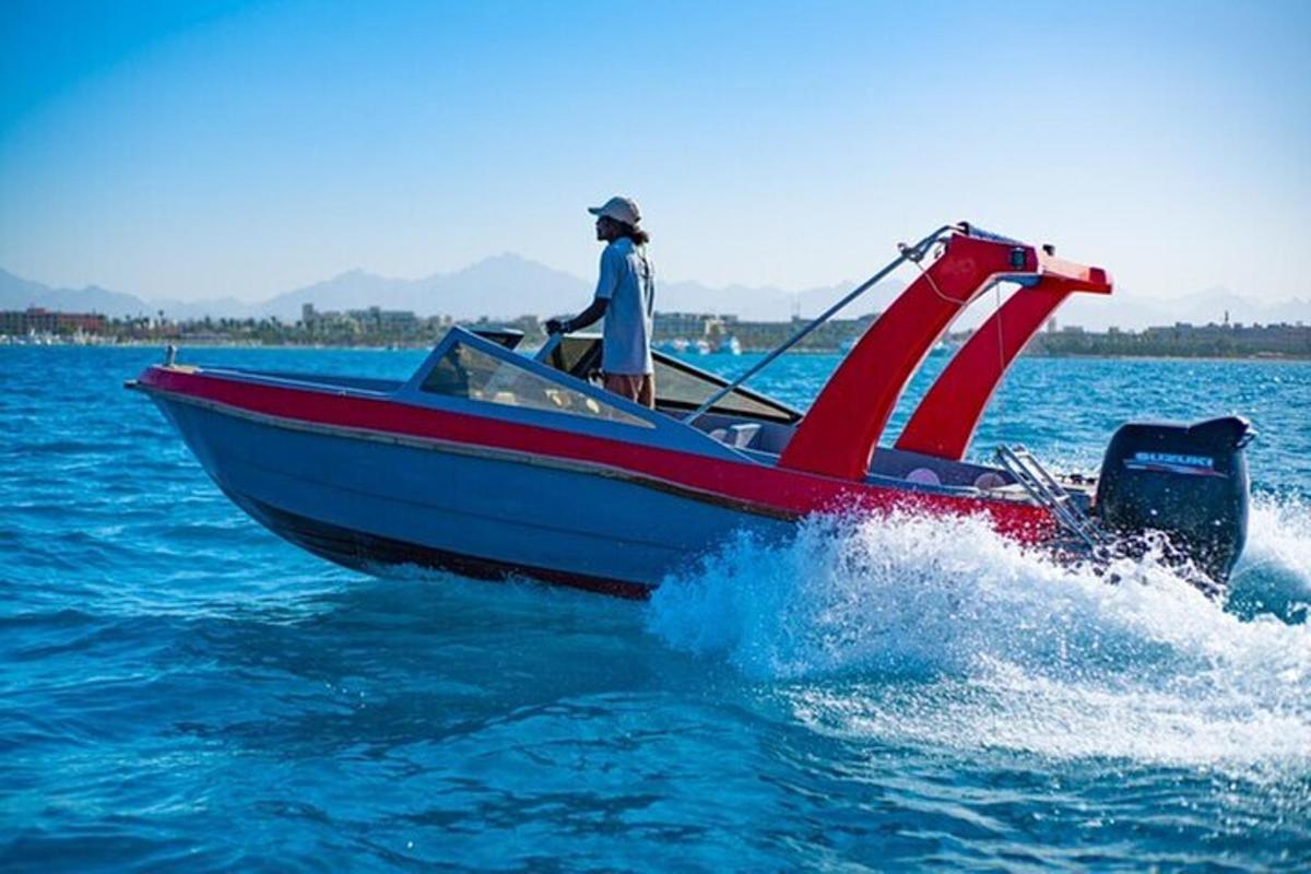 uma pessoa em um barco na água