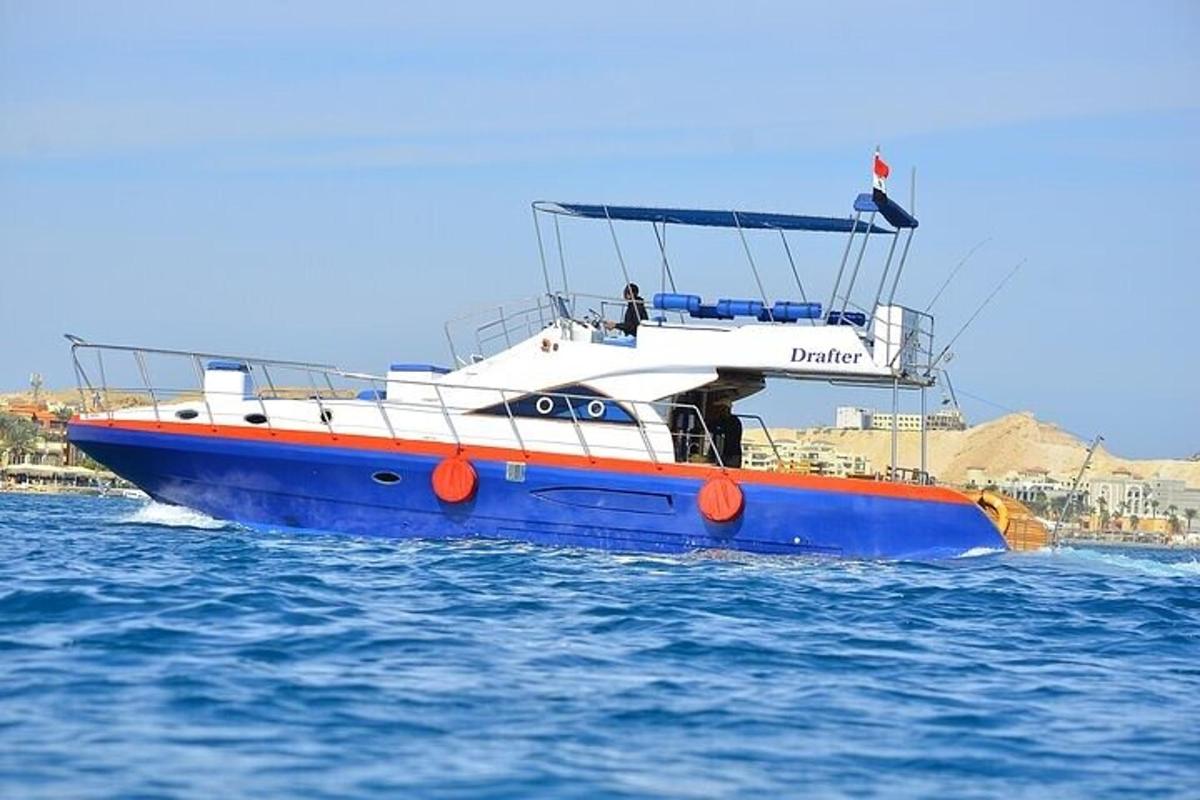 bot biru dan putih di dalam air