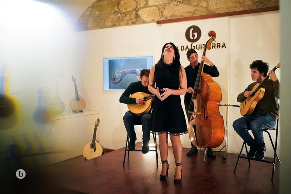 uma mulher em pé na frente de um grupo de músicos