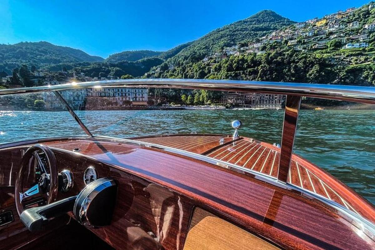 Un barco en el agua con montañas al fondo
