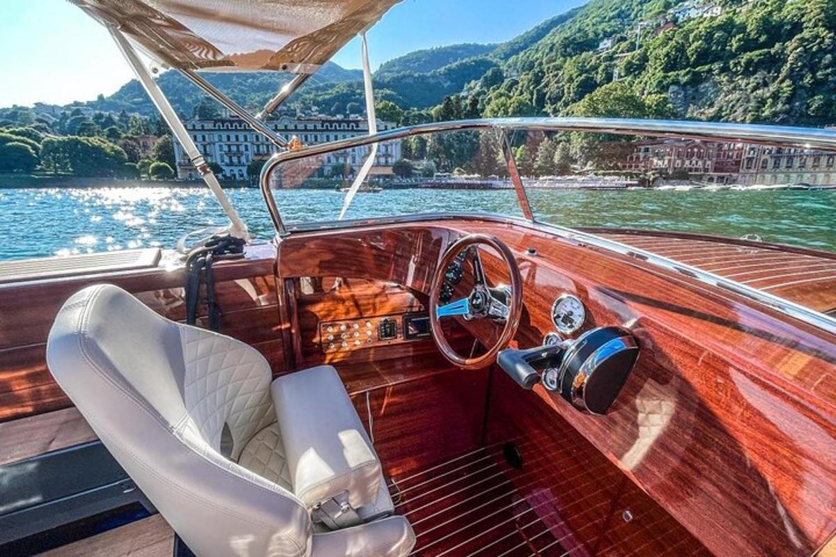 Una vista de la cabina de un barco en el agua.