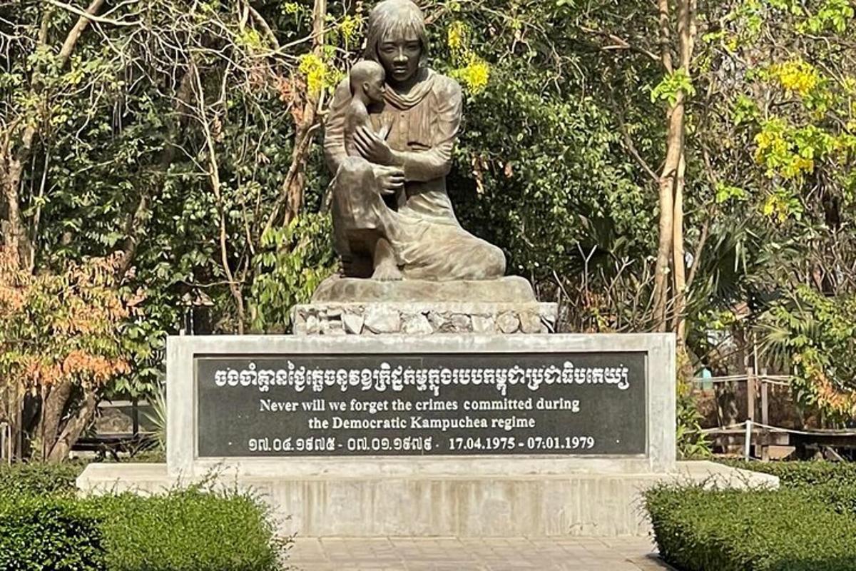 estatwa ng babaeng nakatayo sa park