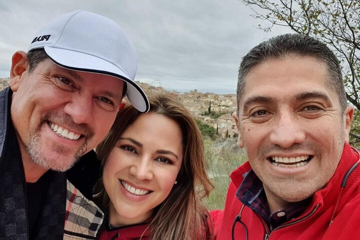 due uomini e una donna posano per una foto
