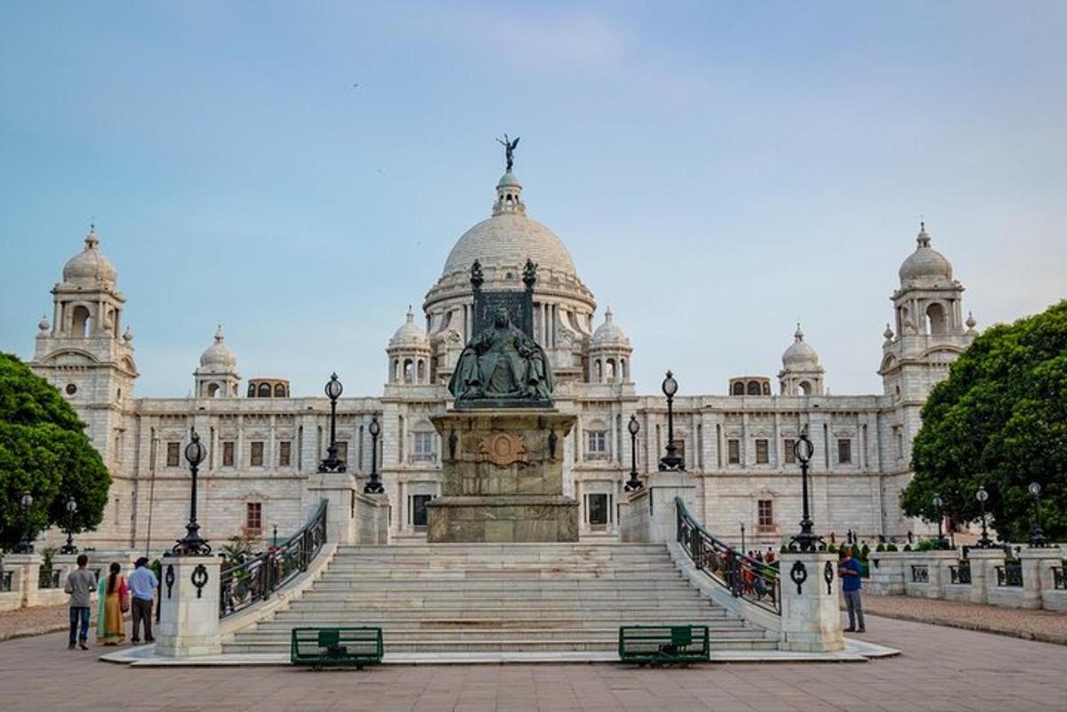 um grande edifício com uma escada na frente