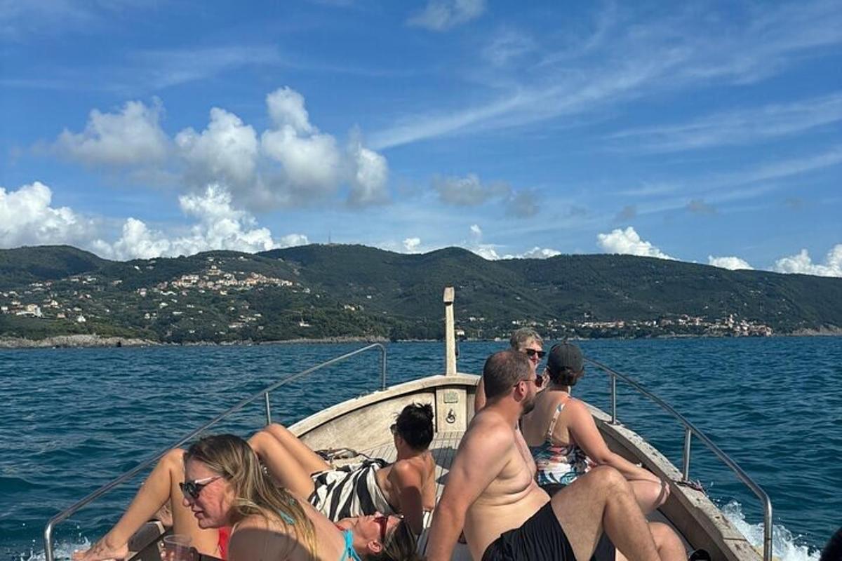 en gruppe mennesker som sitter på en båt i vannet
