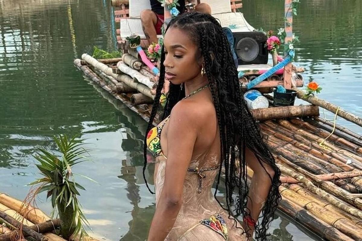 eine Frau, die in einem Kleid im Wasser steht
