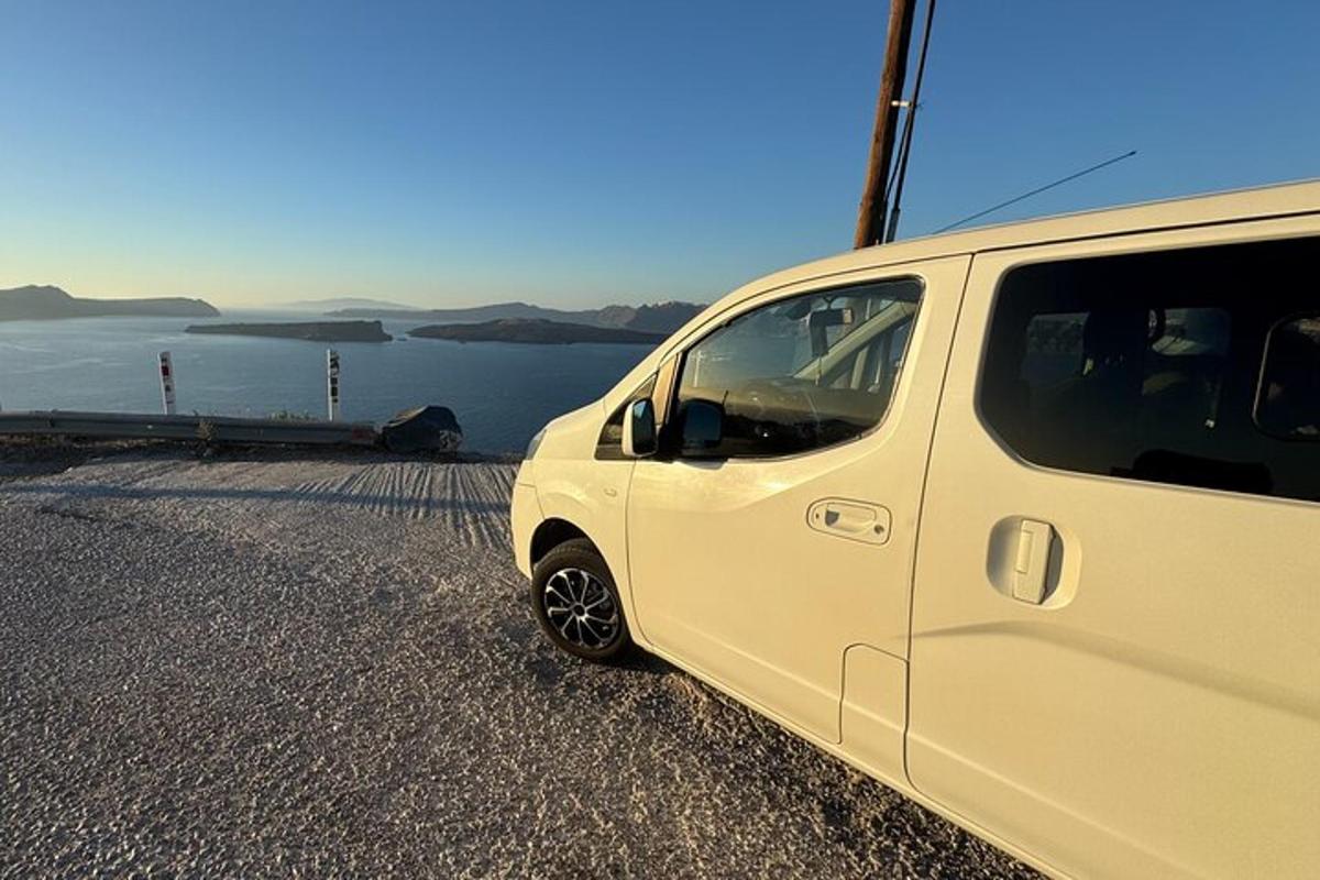 Una camioneta blanca estacionada junto a un cuerpo de agua