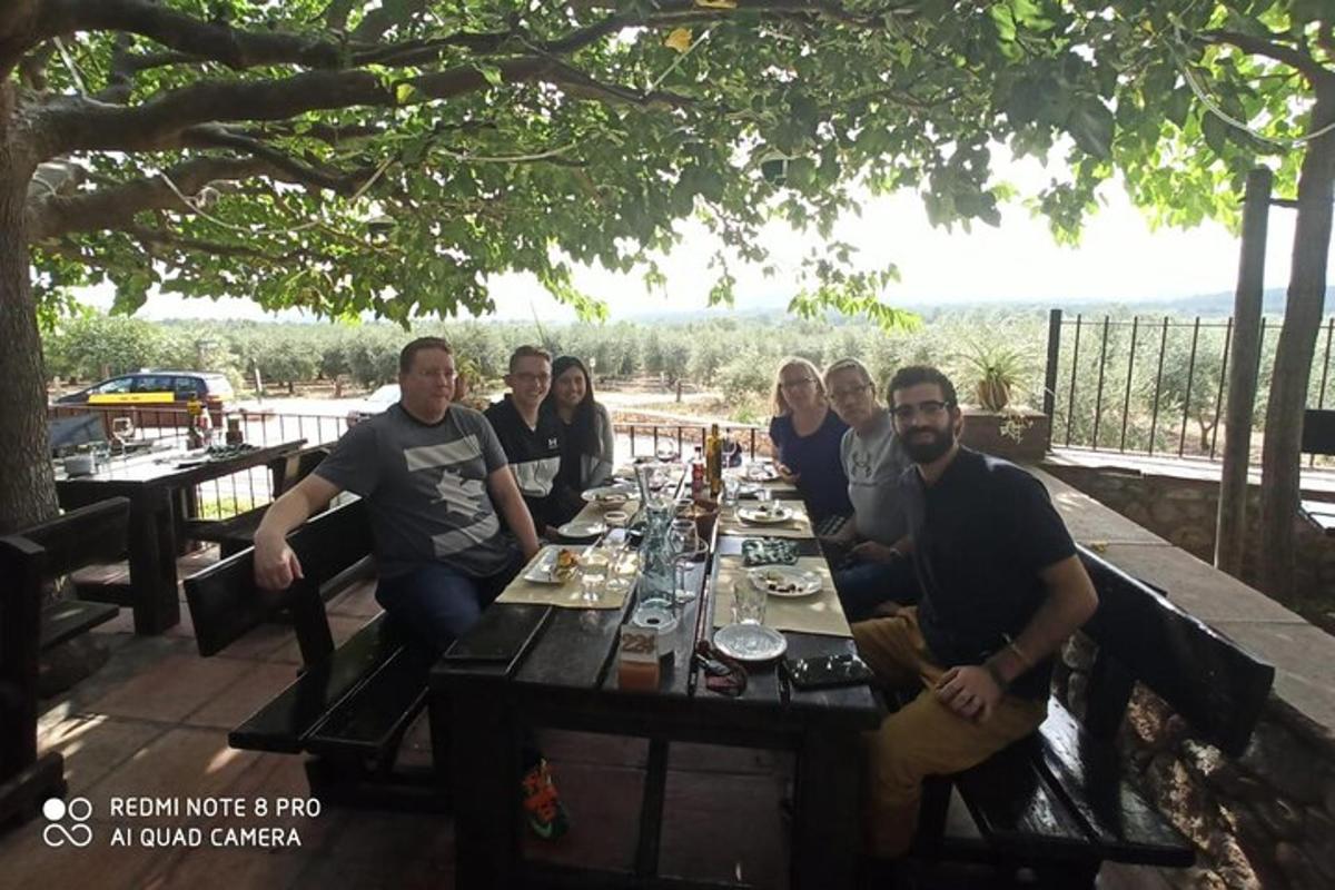 μια ομάδα ανθρώπων που κάθονται σε ένα τραπέζι