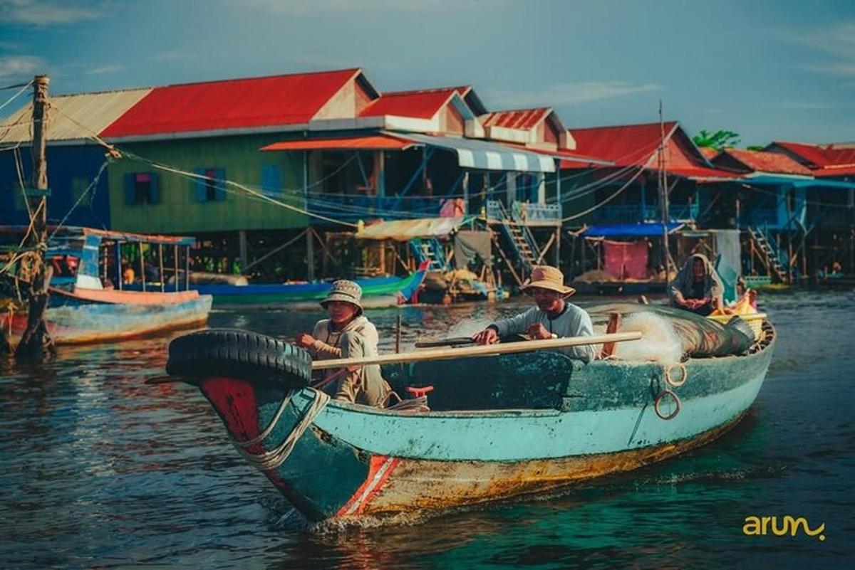 dua pria di dalam perahu di air