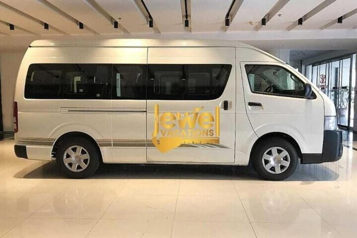 측면에 표지판이 있는 흰색 밴