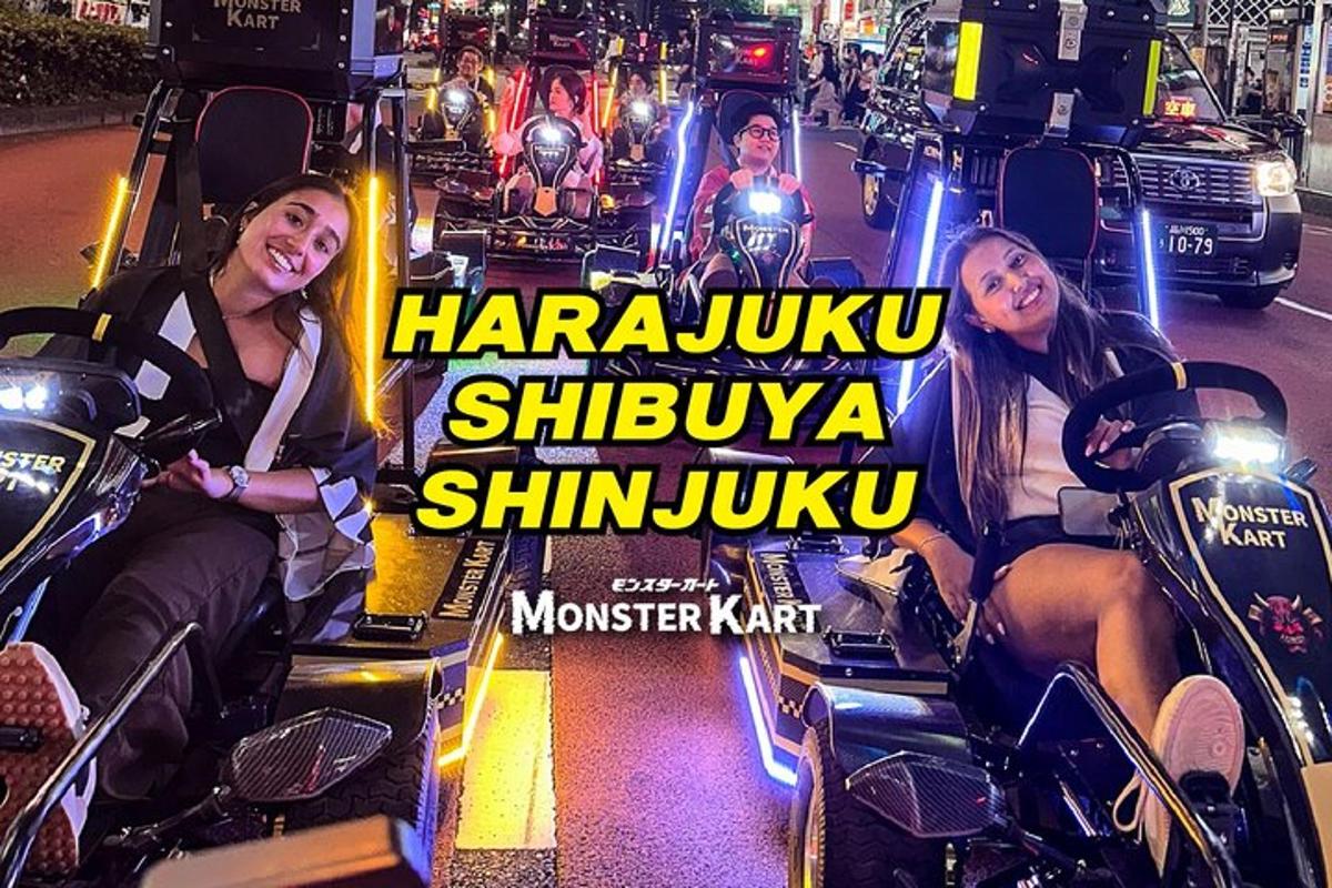 skupina lidí jedoucích na motorkách po ulici
