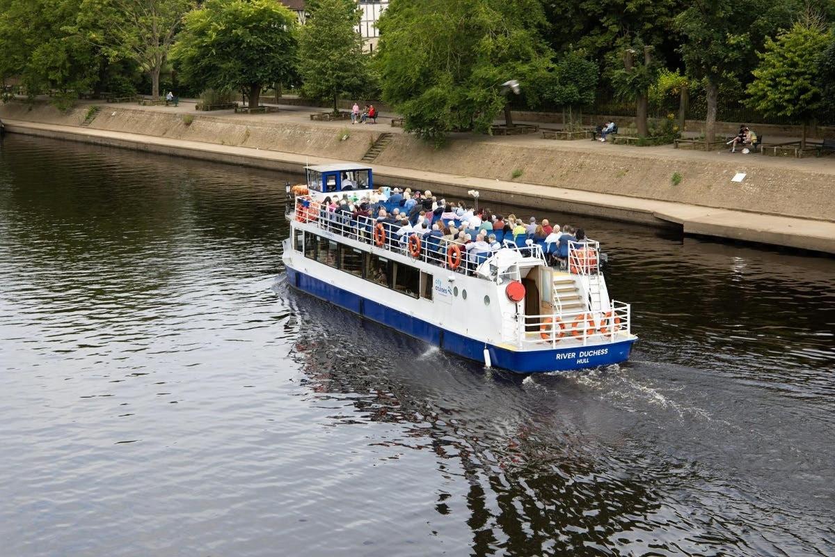 um barco com pessoas em um rio