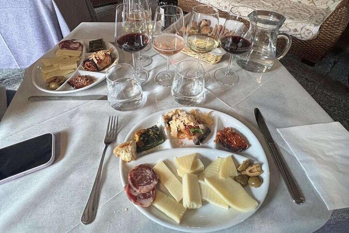 una mesa con platos de comida y copas de vino